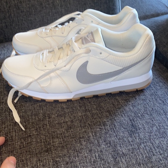 SALE 🛍️🛍️ WOMENS NIKE tan shoe MD RUNNER 2 - Picture 4 of 5